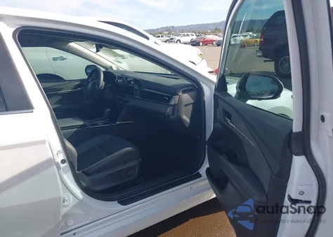 2025 Toyota Camry Xle z USA, uszkodzony, nr VIN 4T1DAACK2SU592591